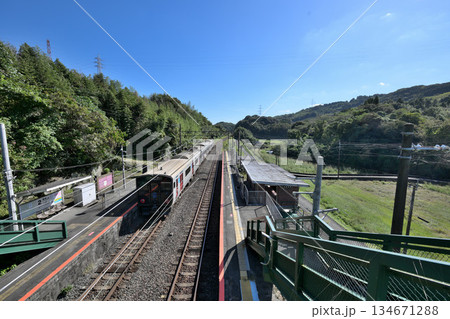 熊本県　田原坂駅　ホームと列車の風景 134671288
