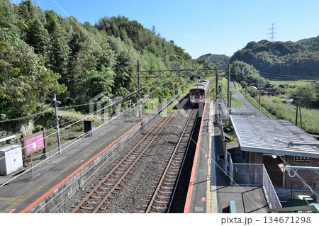 熊本県　田原坂駅　ホームと列車の風景 134671298
