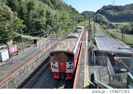 熊本県 田原坂駅 ホームと列車の風景 熊本県 田原坂駅 ホームと列車の風景 134671301