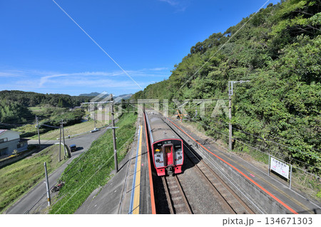 熊本県　田原坂駅　ホームと列車の風景 134671303