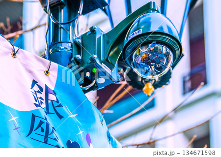 日本の東京都市景観　街角の防犯カメラ作動中。銀座みゆき通りの防犯カメラ 134671598