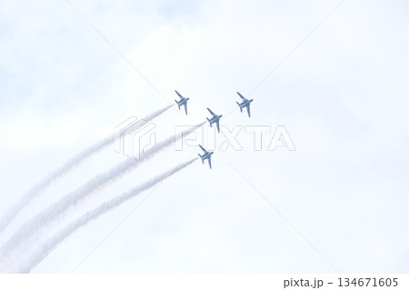 編隊飛行するブルーインパルス 134671605