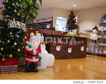 クリスマス飾りの館内ロビー(群馬県前橋市 あいのやまの湯)2025年12月撮影 クリスマス飾りの館内ロビー(群馬県前橋市 あいのやまの湯)2025年12月撮影 134671625