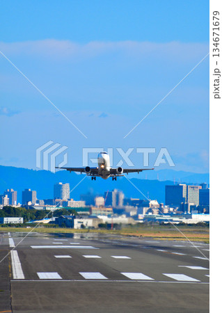 航空機　離陸 134671679