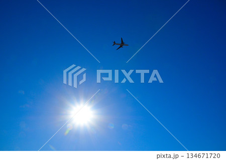 航空機　飛行 134671720
