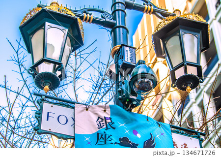 日本の東京都市景観　街角の防犯カメラ作動中。銀座みゆき通りの防犯カメラ 134671726