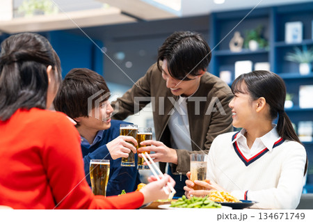飲み会をする若い男女 134671749