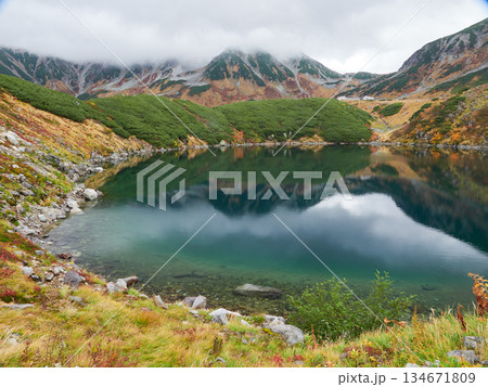 秋の観光名所立山黒部アルペンルートの室堂山頂のみくりが池の風景 134671809