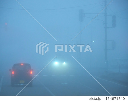 朝の濃霧の天気の中で道路で走る車の様子 朝の濃霧の天気の中で道路で走る車の様子 134671840