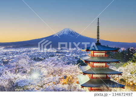 春の新倉山浅間公園の夕景　展望台から見る桜と富士山と忠霊塔の絶景【山梨県・富士吉田市】 134672497