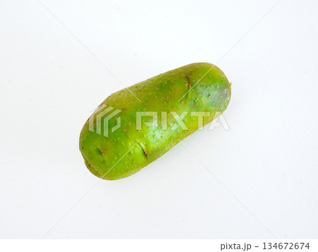 ソラニン・チャコニンの毒素で緑色に変色したじゃがいも ソラニン・チャコニンの毒素で緑色に変色したじゃがいも 134672674