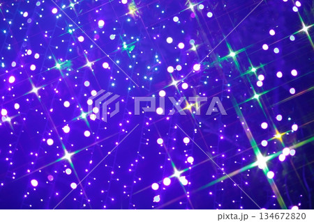 光り輝く星の抽象的な背景 134672820