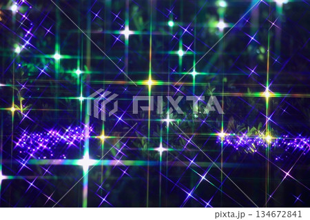 光り輝く抽象的な緑の背景 光り輝く抽象的な緑の背景 134672841