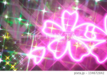 光り輝く抽象的なハート 134672842