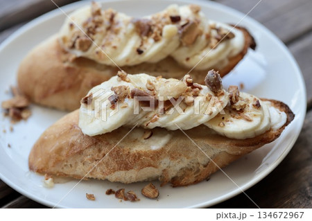 バナナとミックスナッツのタルティーヌ　バゲットオープンサンド 134672967