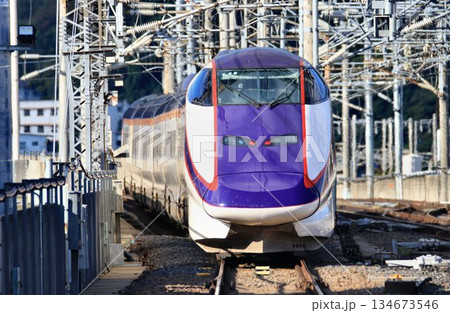 陸奥路を山形へ…　E3系・山形新幹線『つばさ』福島駅にて 134673546