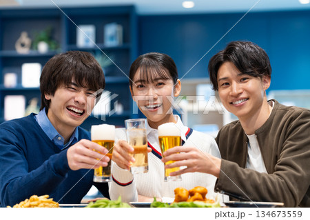 飲食店で飲食をする若い男女 134673559
