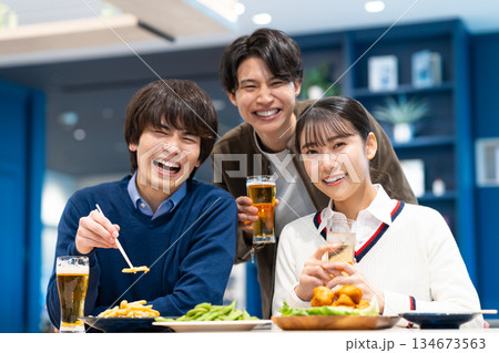 飲食店で飲食をする若い男女 134673563