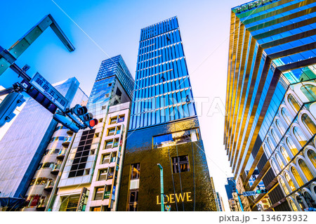 日本の東京都市景観年の瀬の銀座に…“忍者”出現!。ビルの窓ガラスの清掃…年末大掃除…=23日 日本の東京都市景観年の瀬の銀座に…“忍者”出現!。ビルの窓ガラスの清掃…年末大掃除…=23日 134673932