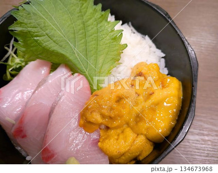 寒ブリとウを盛った丼 134673968