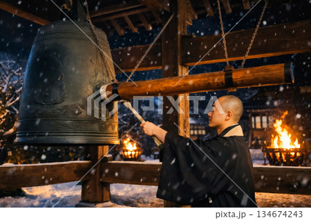 除夜の鐘 134674243