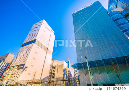 日本の東京都市景観年の瀬。銀座コア建替計画新築工事や…ワールドタウンビル改修工事。左側は銀座プレイス 134674269