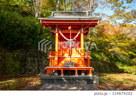 鯛生稲荷神社の拝殿（日田市） 134674282