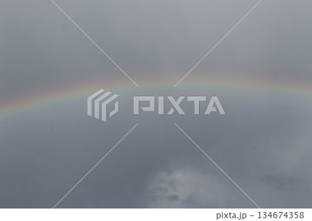 雨上がりの空にかかる虹 雨上がりの空にかかる虹 134674358