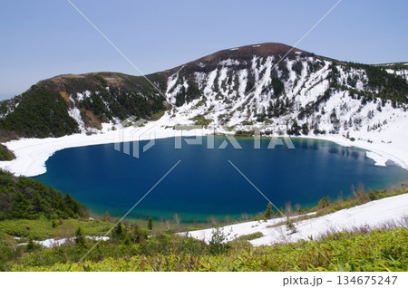 吾妻連峰・残雪の五色沼と一切経山 134675247