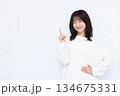 笑顔で人差し指を立てている女性 134675331