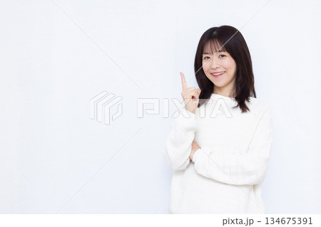 笑顔で人差し指を立てている女性 笑顔で人差し指を立てている女性 134675391
