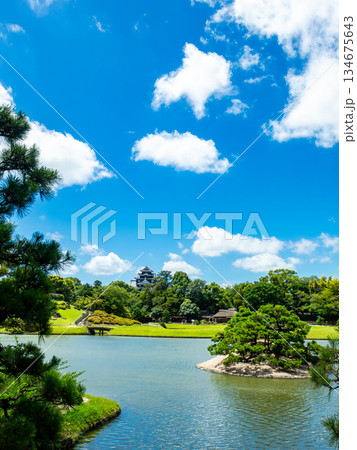 夏の岡山 後楽園の清々しい景色 沢の池と岡山城 夏の岡山 後楽園の清々しい景色 沢の池と岡山城 134675643