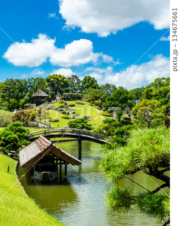 夏の岡山　後楽園の清々しい景色　太鼓橋と唯心山 134675661