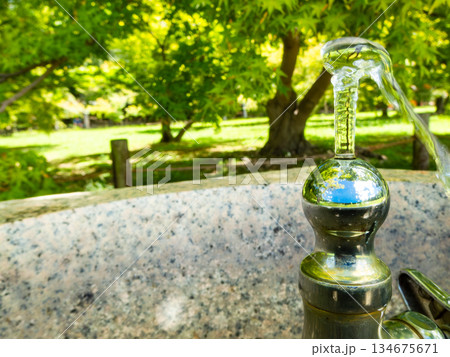 夏の岡山 後楽園の清々しい景色 木陰の水飲み場 夏の岡山 後楽園の清々しい景色 木陰の水飲み場 134675671