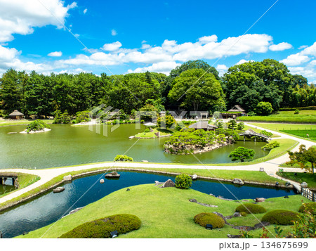 夏の岡山 後楽園の清々しい景色 唯心山からの眺め 夏の岡山 後楽園の清々しい景色 唯心山からの眺め 134675699