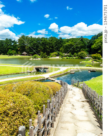 夏の岡山 後楽園の清々しい景色 唯心山からの眺め 夏の岡山 後楽園の清々しい景色 唯心山からの眺め 134675701