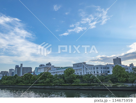 川沿いの近代的な建物と水面、爽やかな初夏の水辺 134675959