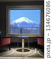 窓から見える富士山 134676086