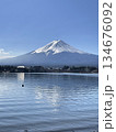 富士山と河口湖に映る逆さ富士山 134676092