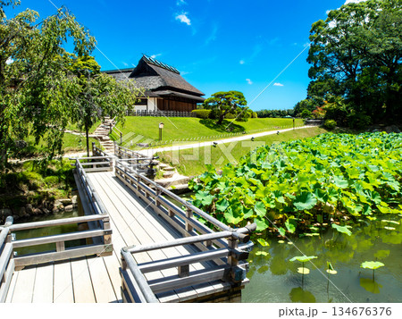 夏の岡山 後楽園の清々しい景色 花葉の池にかかる栄唱橋 夏の岡山 後楽園の清々しい景色 花葉の池にかかる栄唱橋 134676376