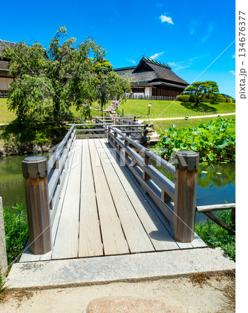 夏の岡山 後楽園の清々しい景色 花葉の池にかかる栄唱橋 夏の岡山 後楽園の清々しい景色 花葉の池にかかる栄唱橋 134676377