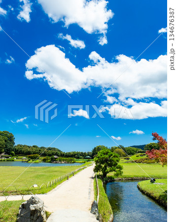 夏の岡山　後楽園の清々しい景色　沢の池と園路 134676387
