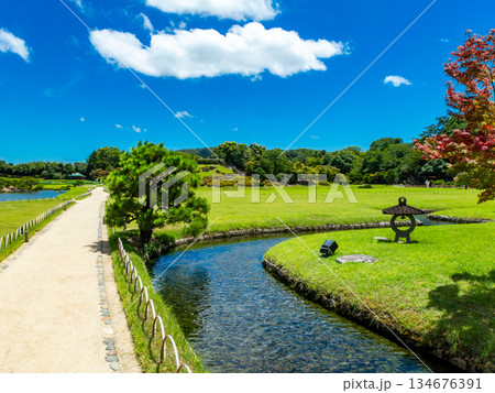 夏の岡山 後楽園の清々しい景色 水路と園路 夏の岡山 後楽園の清々しい景色 水路と園路 134676391