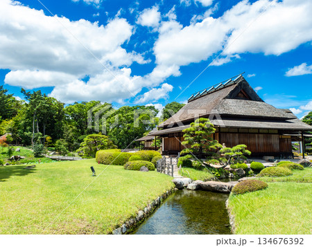 夏の岡山 後楽園の清々しい景色 青空と延養亭 夏の岡山 後楽園の清々しい景色 青空と延養亭 134676392