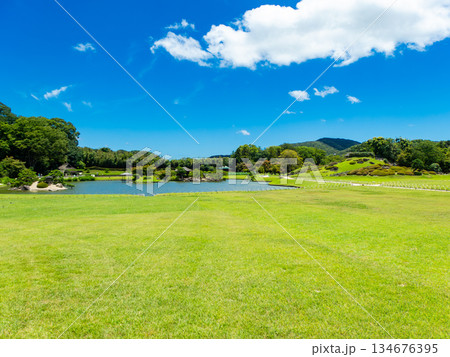 夏の岡山 後楽園の清々しい景色 広大な芝生と沢の池 夏の岡山 後楽園の清々しい景色 広大な芝生と沢の池 134676395