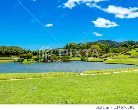 夏の岡山　後楽園の清々しい景色　芝生と沢の池 134676399