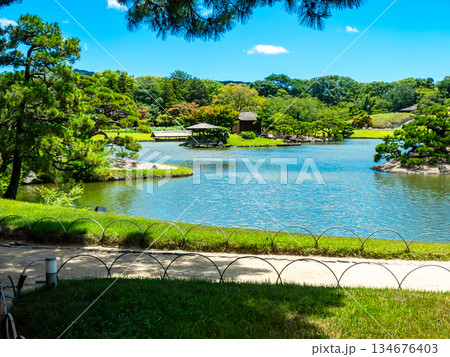 夏の岡山　後楽園の清々しい景色 134676403