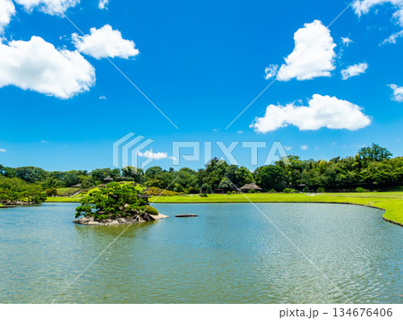 夏の岡山　後楽園の清々しい景色　青空と沢の池 134676406
