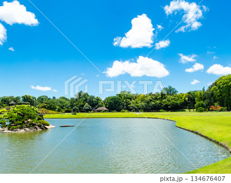 夏の岡山　後楽園の清々しい景色　青空と沢の池 134676407