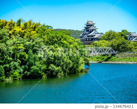 夏の岡山　旭川の土手から望む岡山城 134676421